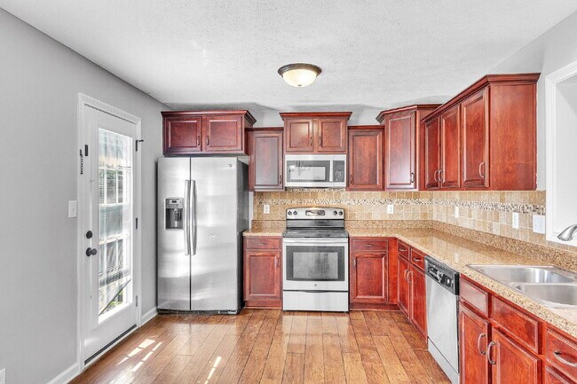 Building Photo - 3 bedroom home with fenced in backyard clo...