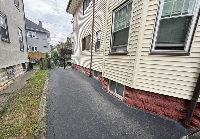 Building Photo - 18 Benton Rd