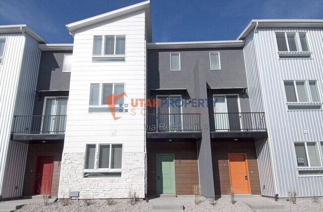 Building Photo - 1043 W 400 S