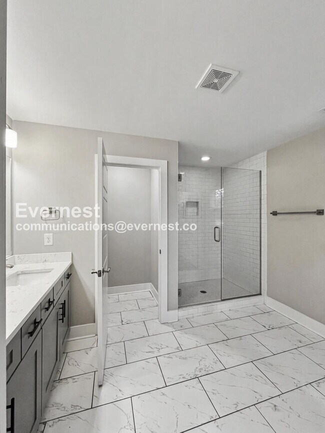 Building Photo - 2332 Oak Ct