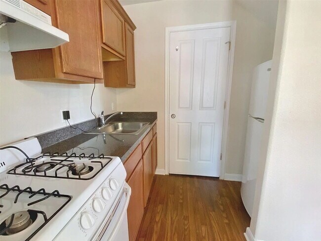 Building Photo - "Charming 1-Bedroom Condo Retreat in San Marcos – Perfect Comfort in 500 Sq Ft!"