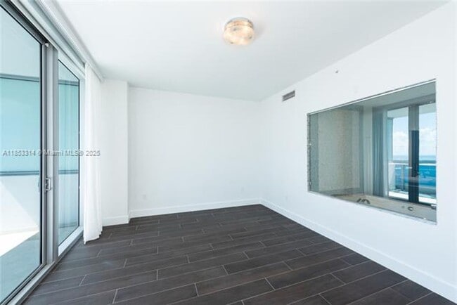 Building Photo - 200 Biscayne Blvd Way