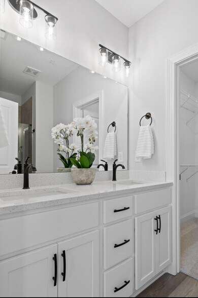 Building Photo - 126 E 19th St