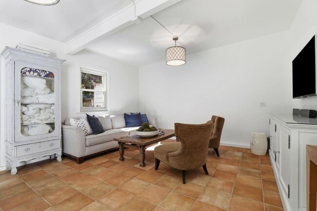 Building Photo - 566 E Crescent Dr