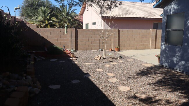 Building Photo - Furnished 3 Bedroom home