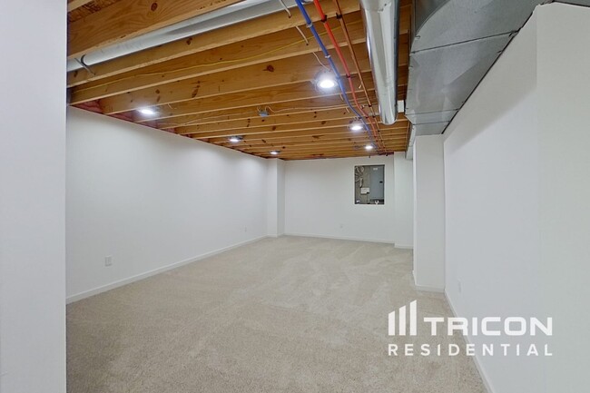 Building Photo - 218 Roxbury Dr