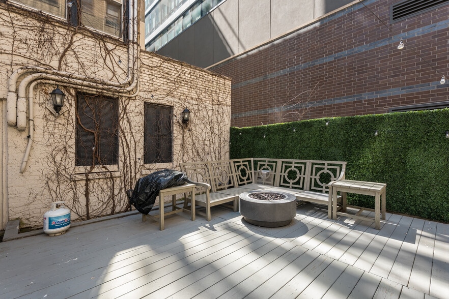 Shared outdoor space - 444 W Belmont Ave