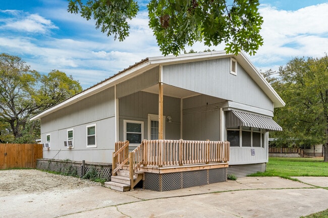 Building Photo - 112 Queenswood Dr