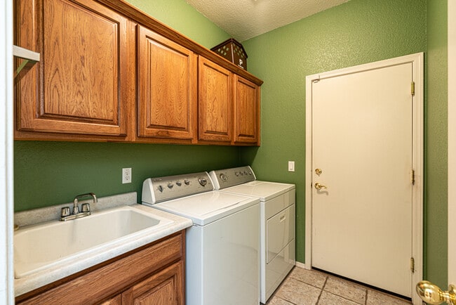 Building Photo - Great Single Level Peoria Home