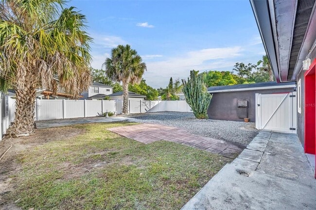 Building Photo - 1811 Park Lake St