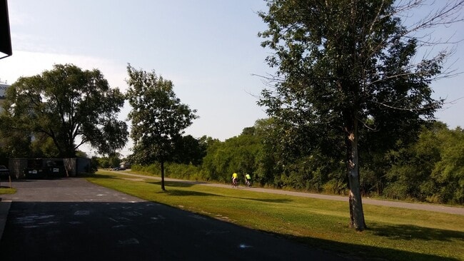 Building Photo - 5 bedroom 2 Bathroom 4 level townhome