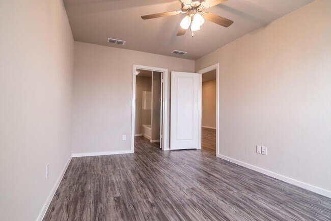 Building Photo - 2127 N Texas Ave