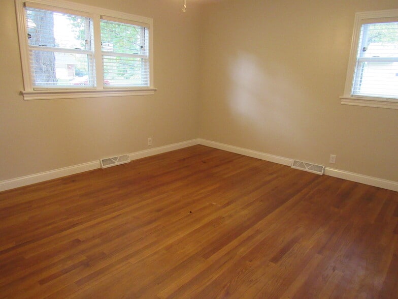 Building Photo - 233 Manor Dr