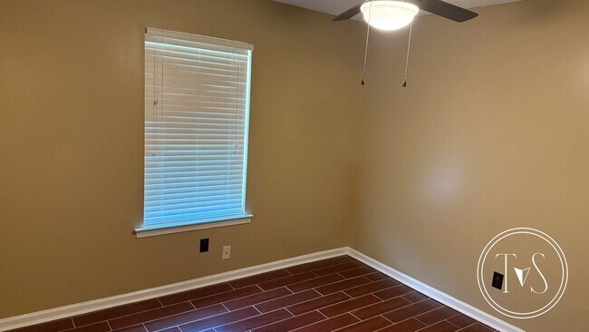 Building Photo - 142 Shayna Dr