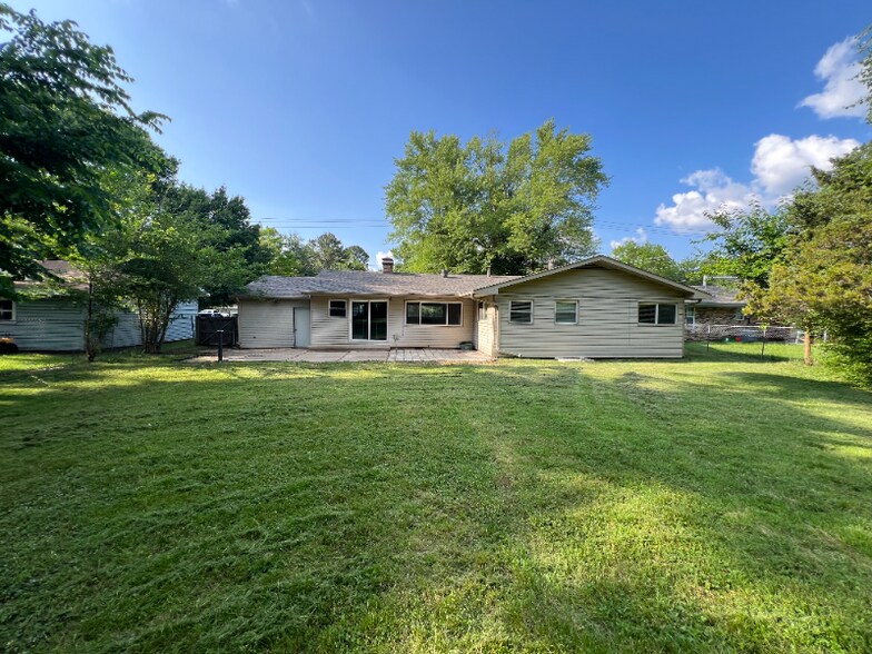 Building Photo - 2121 W Wedington Dr