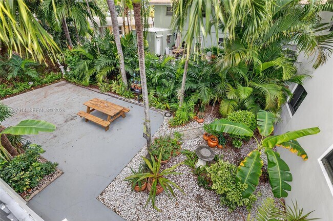 Building Photo - 615 NE 26th St