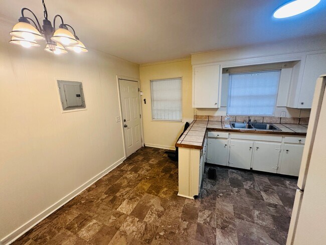Building Photo - 722 Myrtlewood Dr