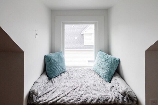 Building Photo - 10628 Lee Ave