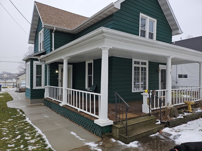 Building Photo - "Cozy 1-Bedroom Upper Duplex