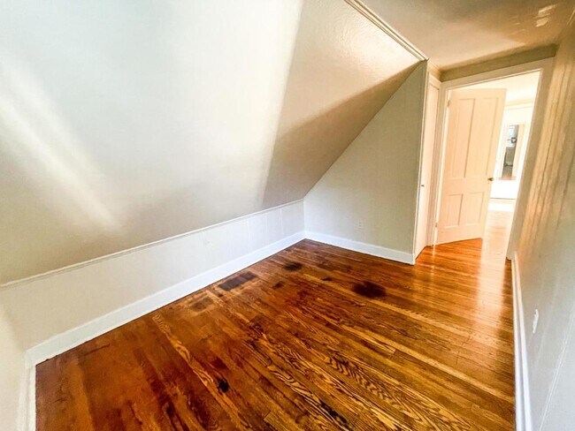 Building Photo - 705 E Seneca St