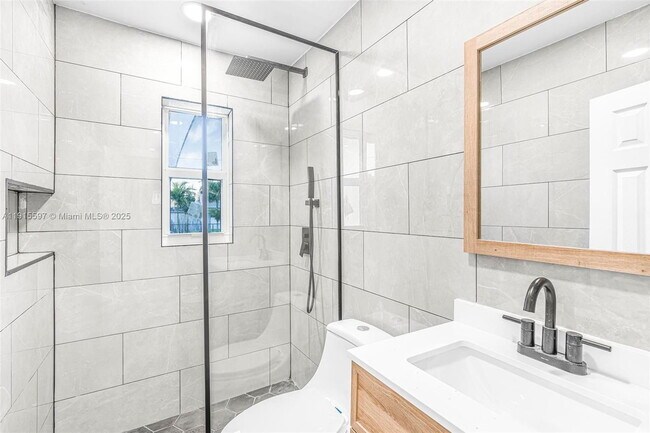 Building Photo - 216 NE 160th St