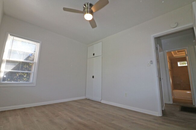 Building Photo - 2/1 house in Bay Park! Vinyl flooring, upd...