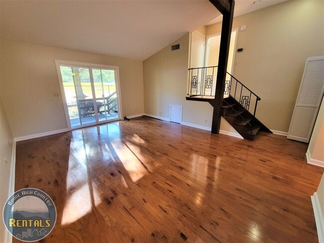 Building Photo - 1/1.5 Townhome located near Boone Golf Course!