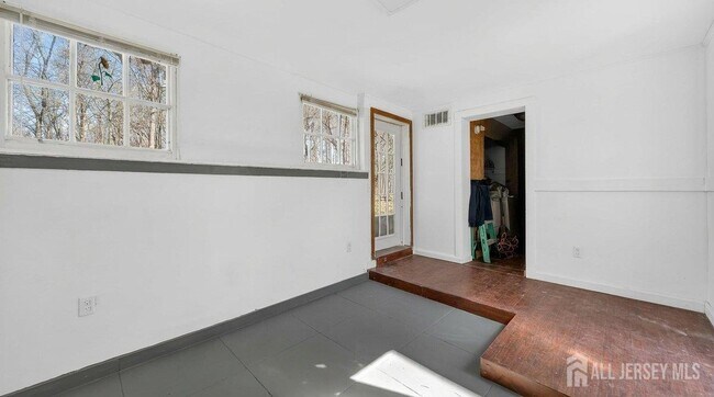 Building Photo - 6 Farm Ln