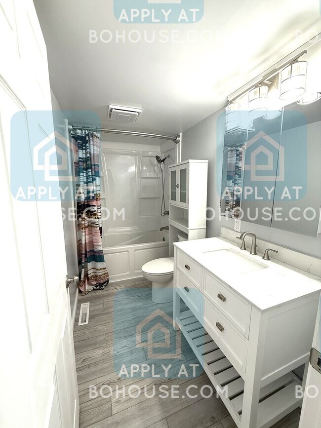 Building Photo - AVAILABLE SOON! LAKEFRONT 2 BED 1.5 BATH H...