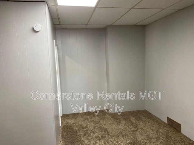 Building Photo - 405 2nd St NE