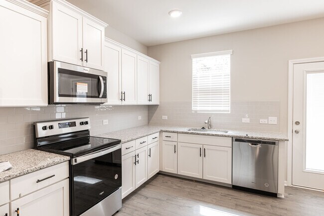 Building Photo - BEAUTIFUL 3BD/2.5BTH Townhome - MALLARD CREEK