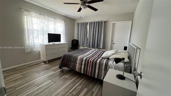 Building Photo - 941 Crystal Lake Dr