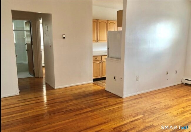 Building Photo - 324 Strawberry Hill Ave