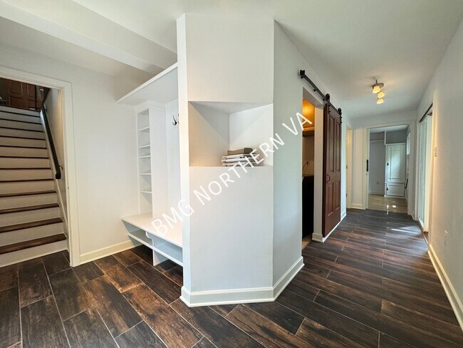 Building Photo - 8221 Barron St