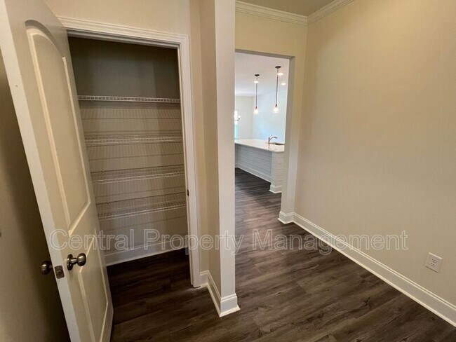 Building Photo - 102 Lariat Ct