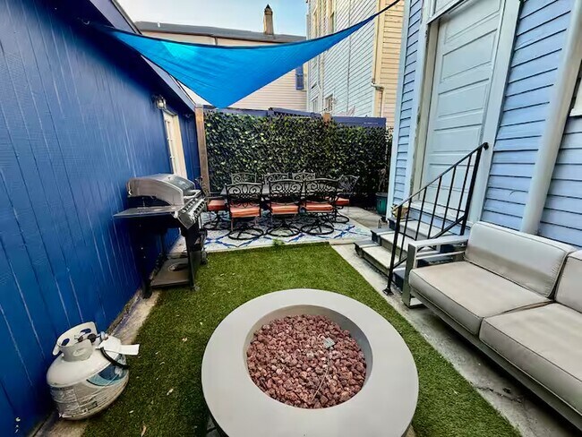 Building Photo - 1525 Melpomene St