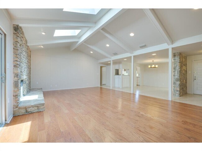 Building Photo - 6100 Mountainclimb Dr