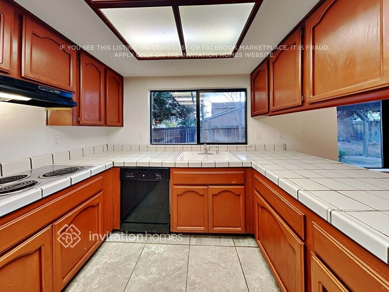 Building Photo - 2080 Moontree Dr