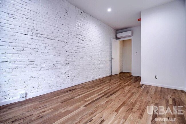 Building Photo - 4 bedroom in New York NY 10003