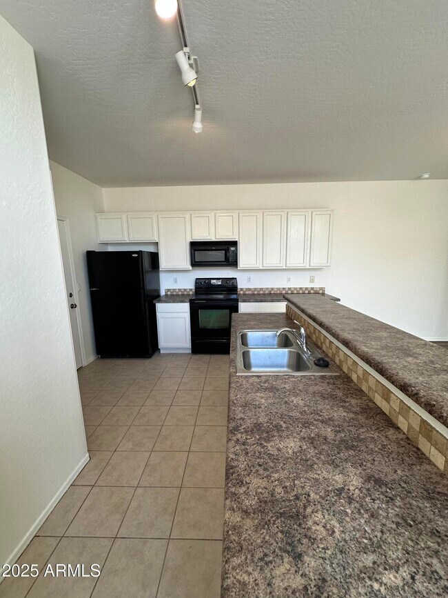 Building Photo - 1015 S Val Vista Dr