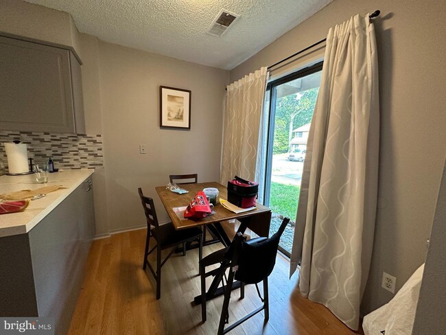 Building Photo - End-unit townhome in Reston.