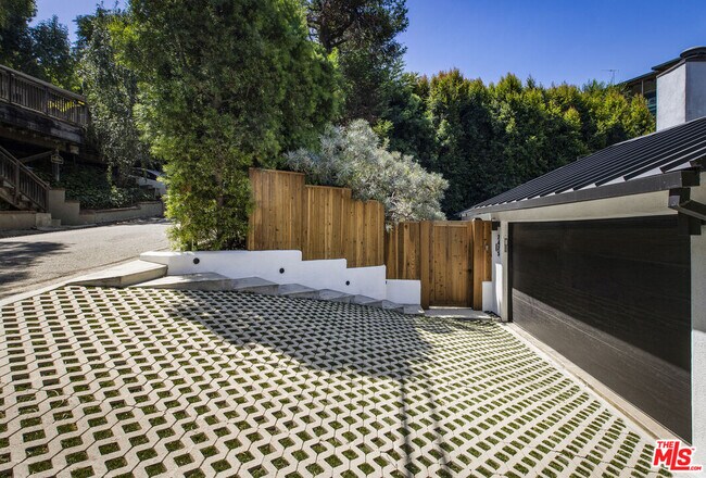 Building Photo - 2425 Rinconia Dr