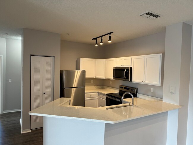 Building Photo - 625 Fairway Dr