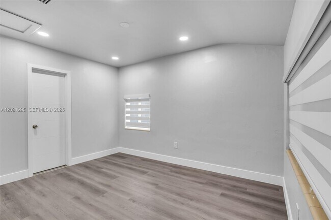 Building Photo - 648 South Dr