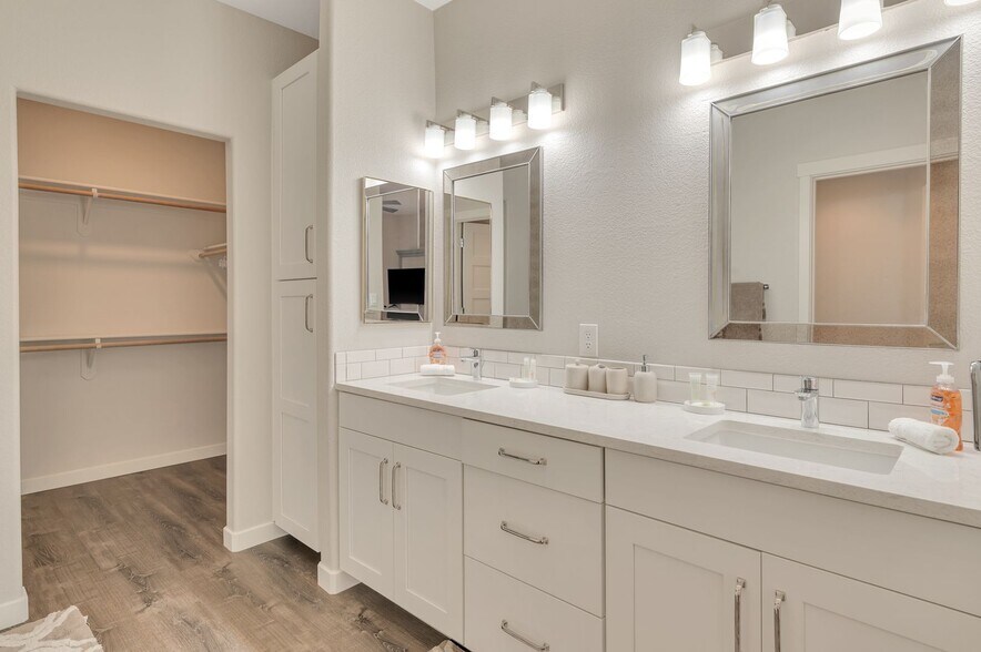 Building Photo - 8653 E Royal Palm Rd