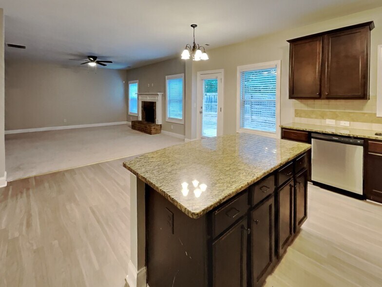 Building Photo - 400 Louise Way