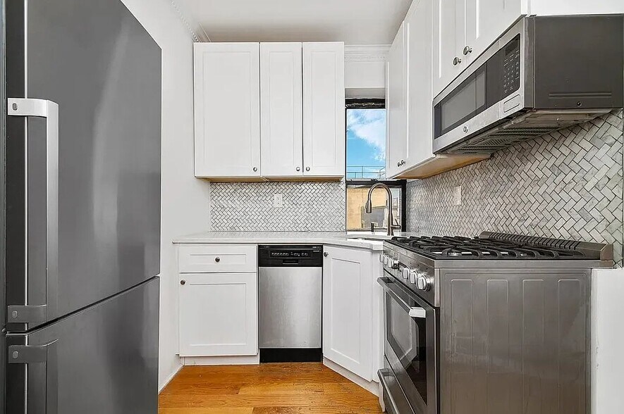 Building Photo - 380 S 4th St