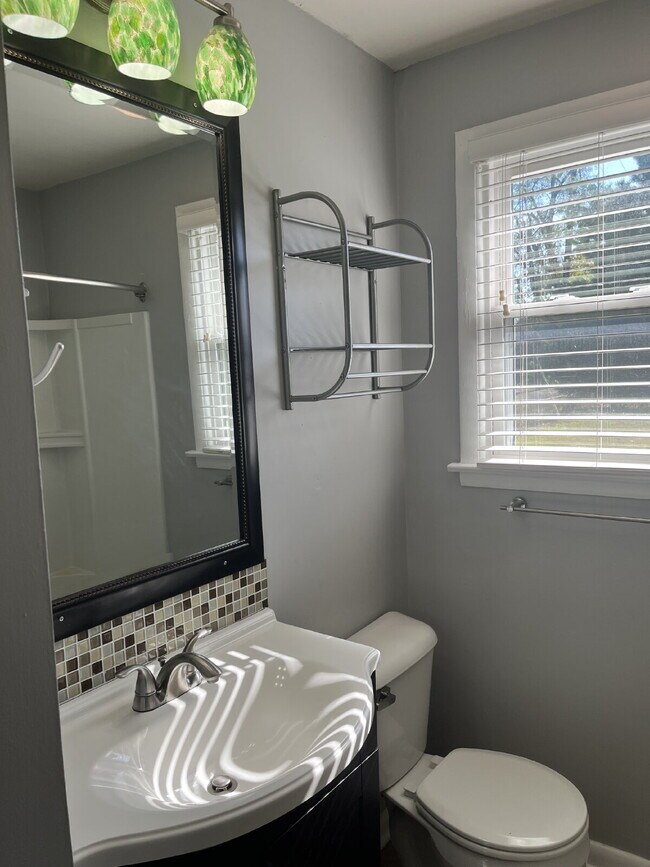 Building Photo - Charming 2 Bed, 1 Bath Nashville Rental - ...