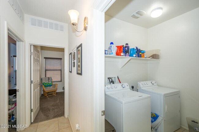 Building Photo - 9017 W Rolling Springs Dr
