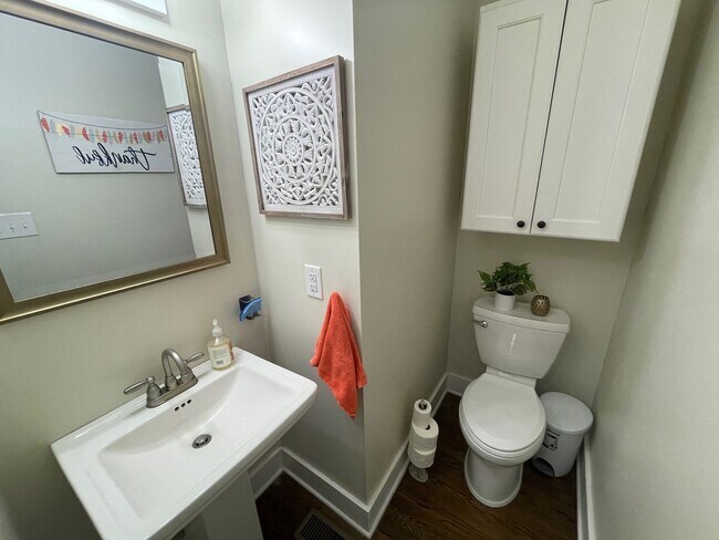 Building Photo - Updated 3 Bedroom Home